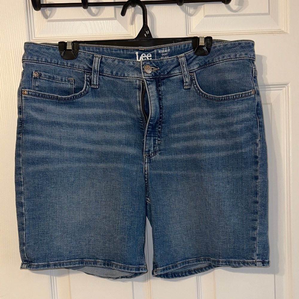 Lee women’s regular fit mid rise Shorts
